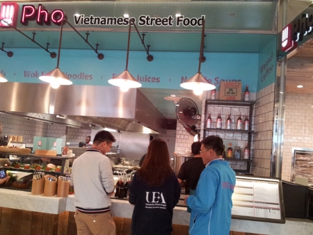 Nhiều[-]thành[-]viên[-]đoàn[-]TTVN[-]khá[-]tò[-]mò[-]muốn[-]thưởng[-]thức[-]món[-]phở[-]Việt[-]bên[-]trời[-]Âu[-]có[-]hương[-]vị[-]ra[-]sao.[-]Ảnh:[-]Hoàng[-]Chính